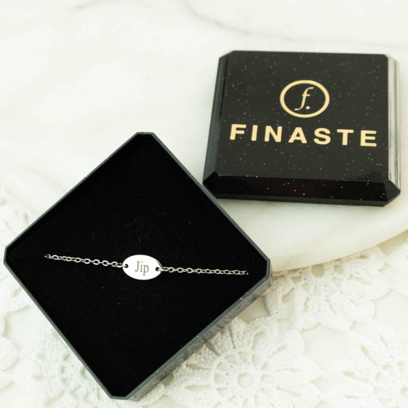 Graveerbare armband in sieradendoosje