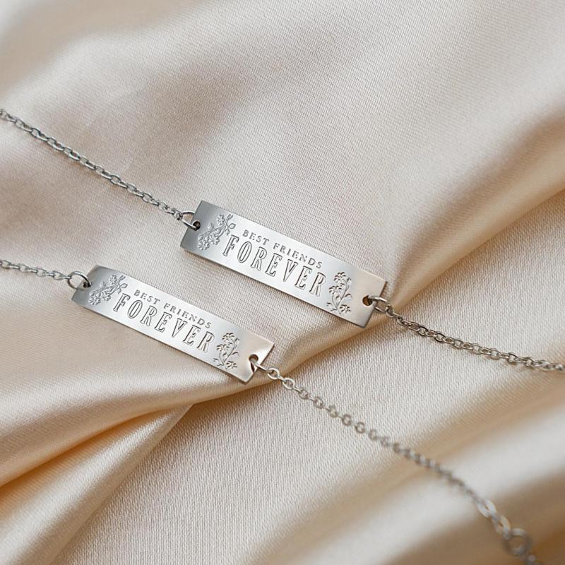 Twee zilveren armbanden voor bestie