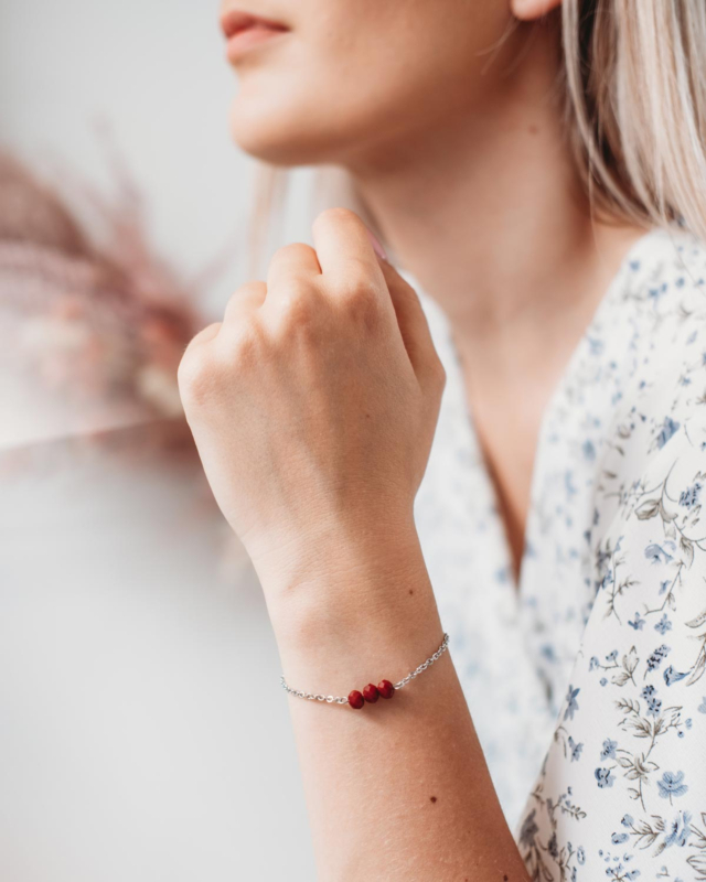 Charming armband rood in om pols