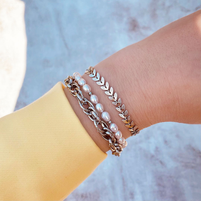 Zilveren blaadjes armband om pols