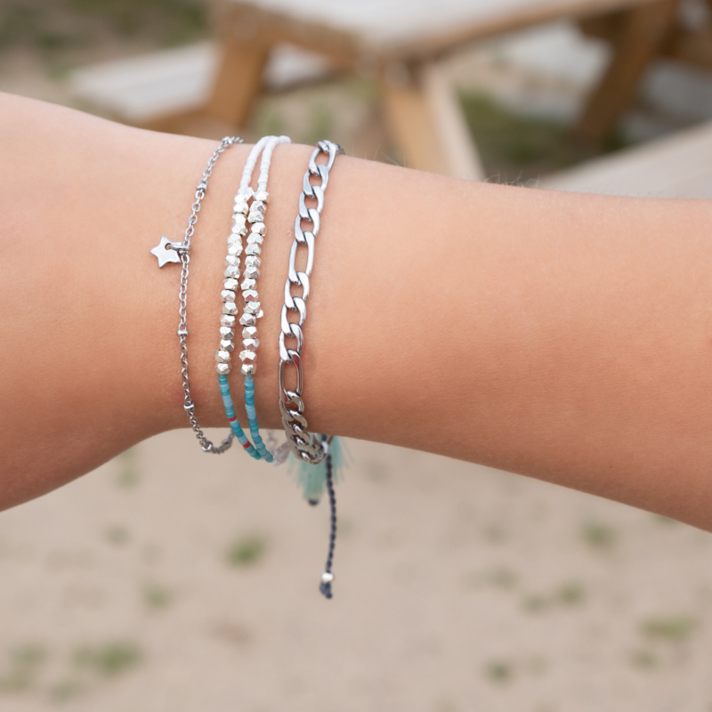 zilveren armparty om pols