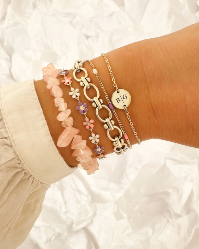 Zilveren armbanden om pols gemixt