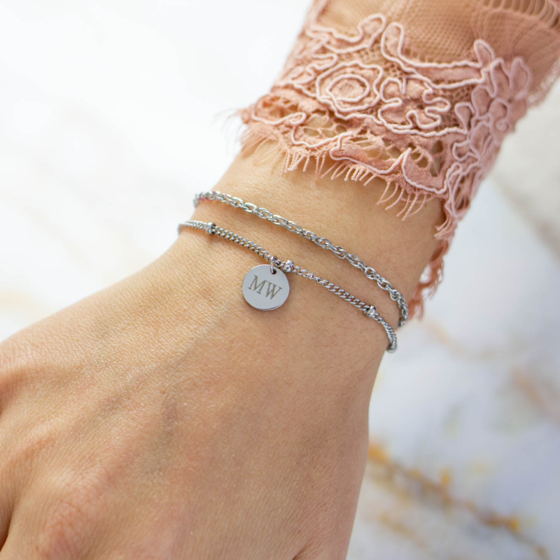 Pols met kanten top met zilveren armbandjes