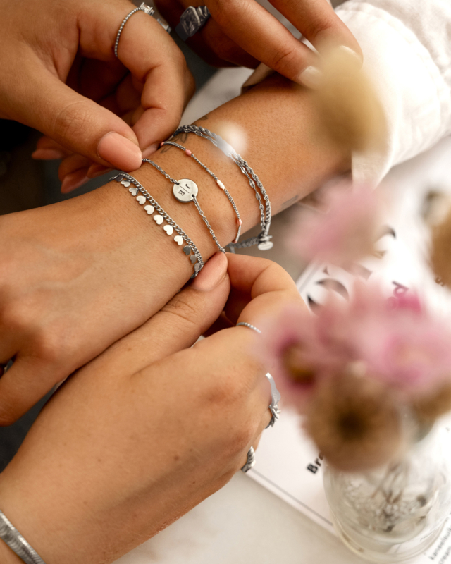 Zilveren armbanden om pols