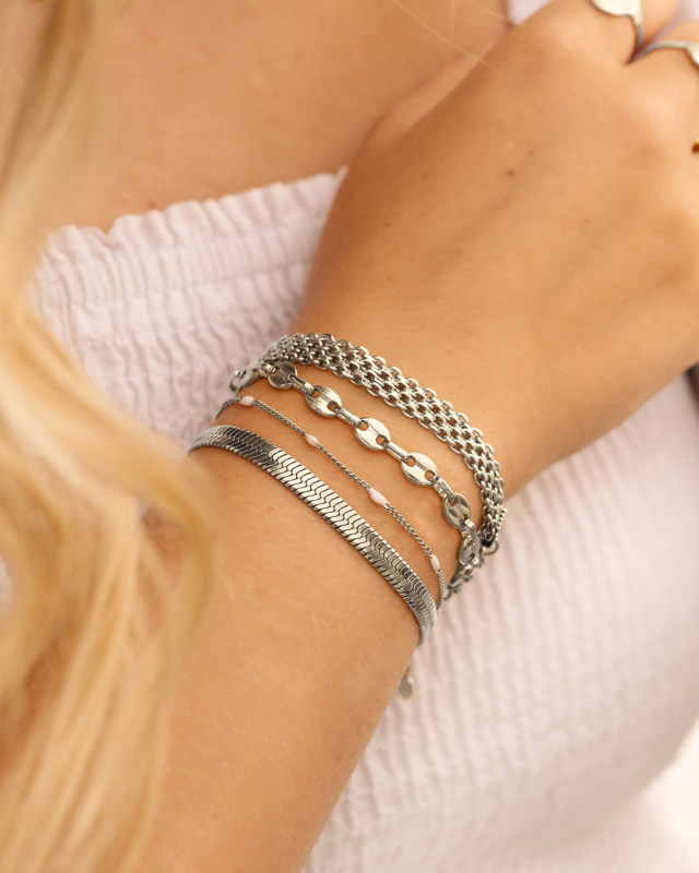 Armbanden mix met schakels bij model
