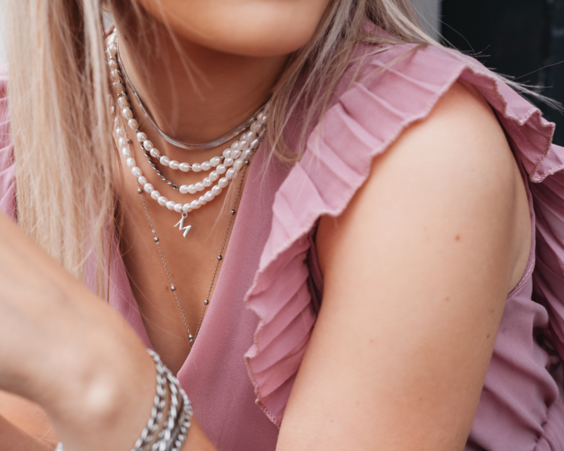 Parelketting bij model