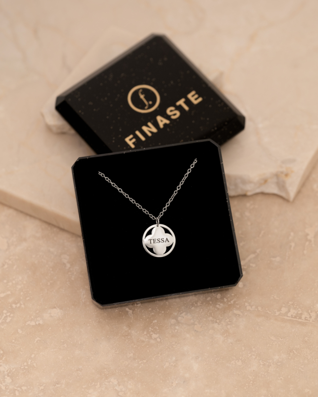 Zilveren ketting met clover hangertje