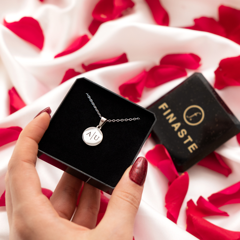 ketting zilver in doosje met roze blaadjes