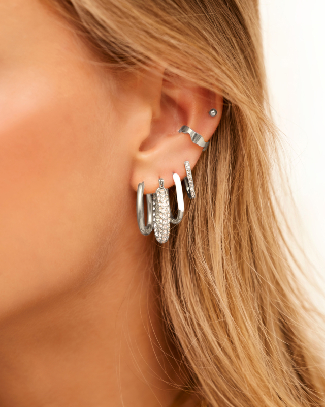 Earparty met zilveren oorbellen en ear cuff