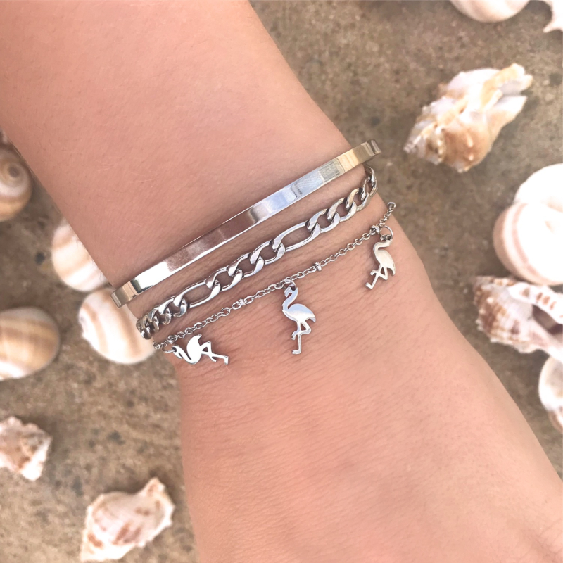 Zilveren armparty op het strand met schelpen