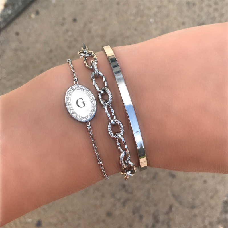 Initial Armband om de pols met bangle en schakelarmbandje