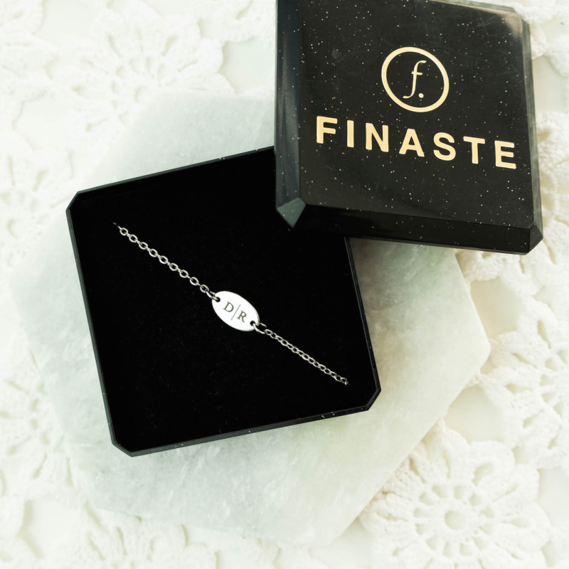 GRaveerbaar armbandje met twee letters in doosje