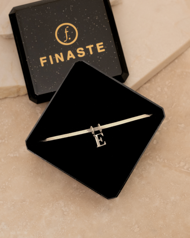 Choose your initials ketting in sieradendoosje