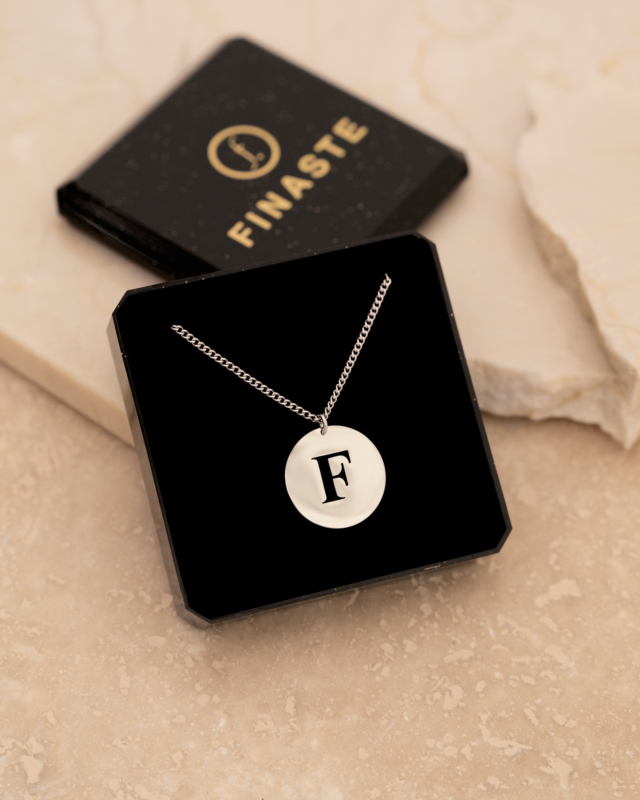 Zilveren ketting met letter in sieradendoosje