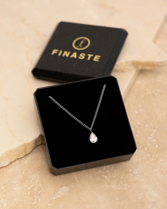 zilveren ketting met steentje in Finaste sieradendoosje