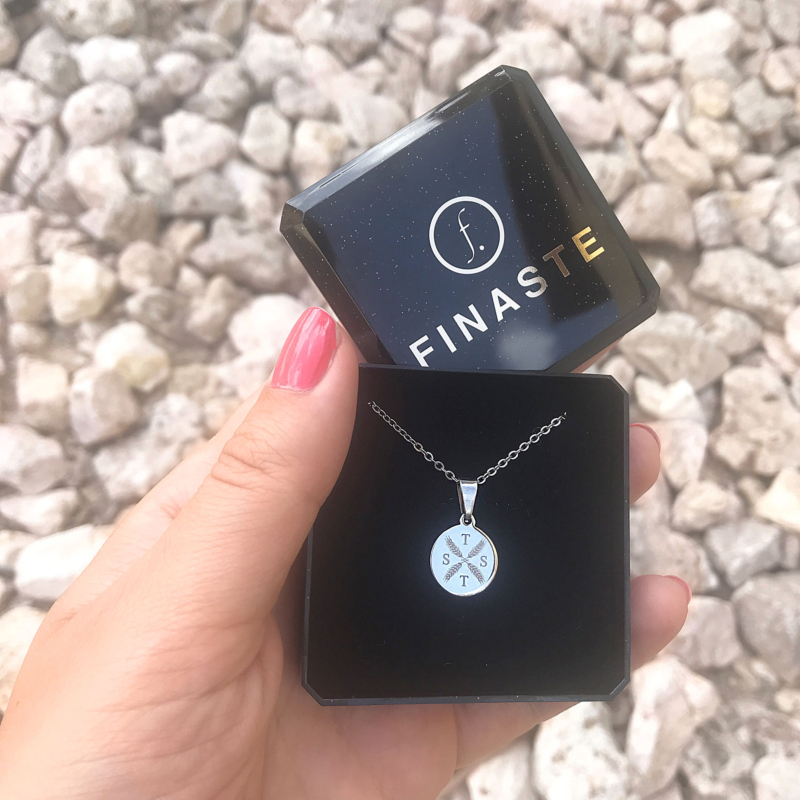 mooie ketting met letters in een sieradendoosje