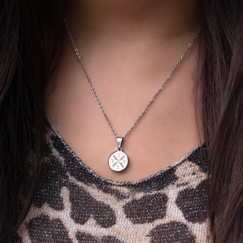 Zilveren ketting met letters om de hals met versiering