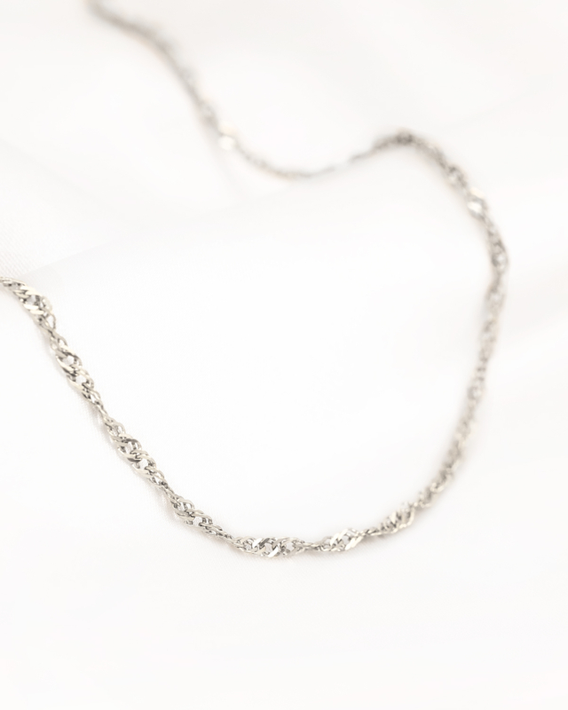 schakelkettinkje twisted op wit satijn