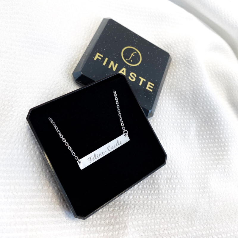 Zilveren bar ketting met naam en sierletters erop gegraveerd