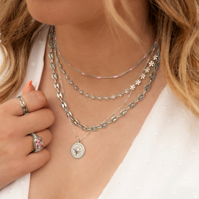 Zilveren necklaceparty bij model