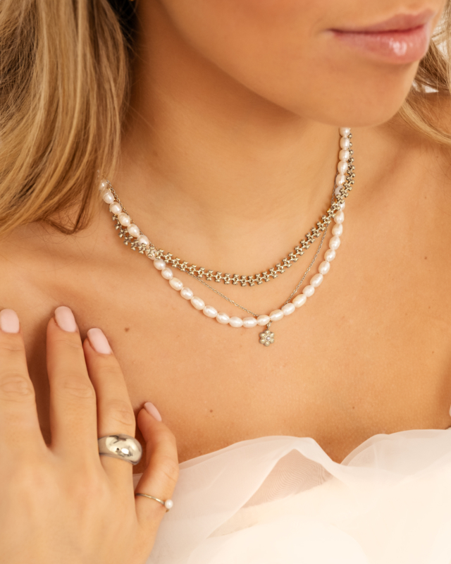 Mix van zilveren kettingen