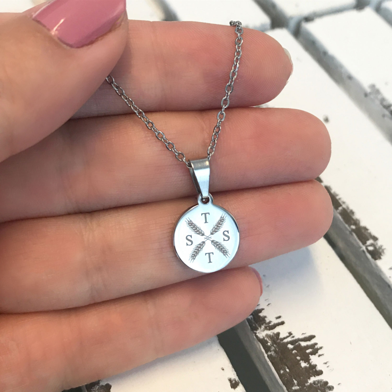 Ketting met vier letters in het zilver in hand