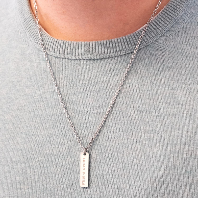 Man draagt graveerbare ketting in zilver