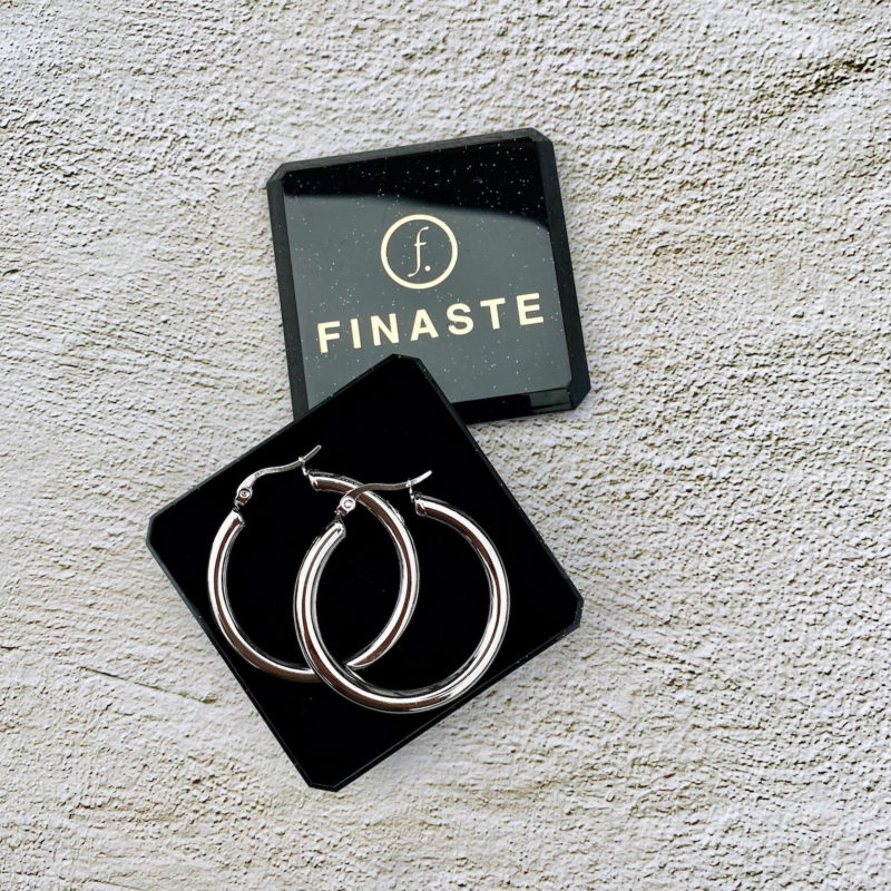 Mooie oorringen in een sieradendoosje om te shoppen