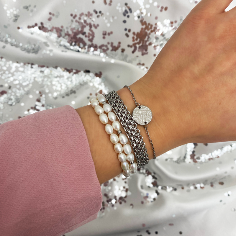 parel armbanden party om pols vrouw met glitter achtergrond