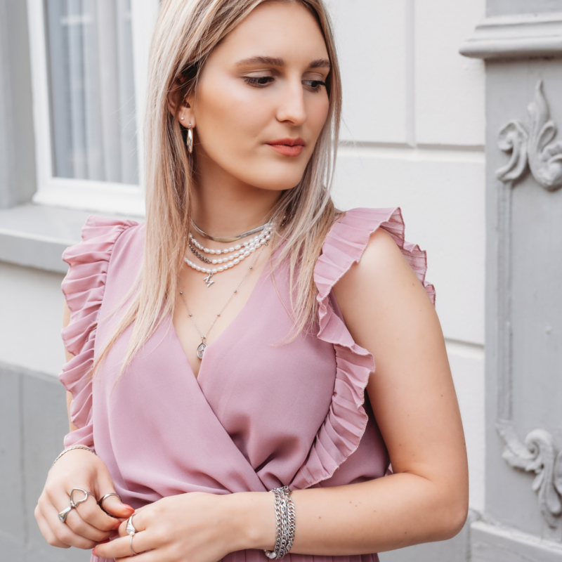 Parelkettingen bij model