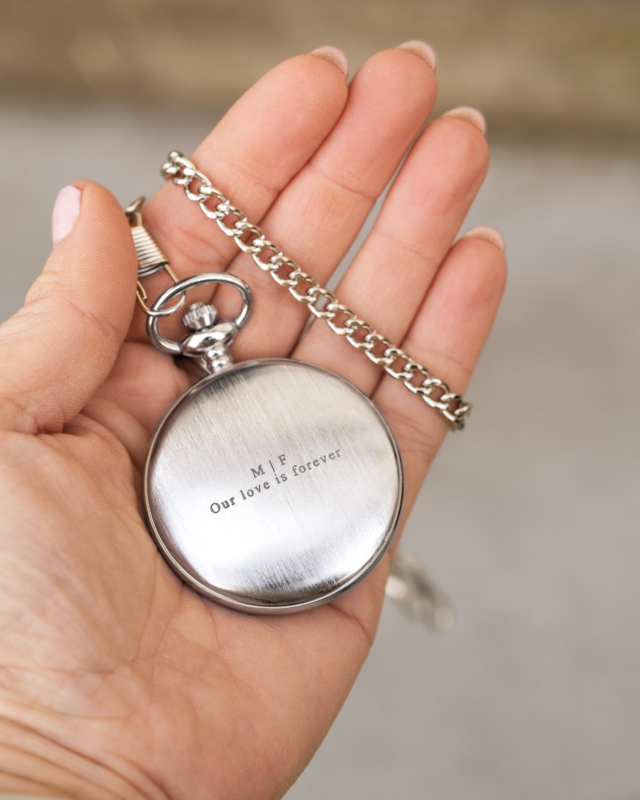 Zilveren pocket watch in hand