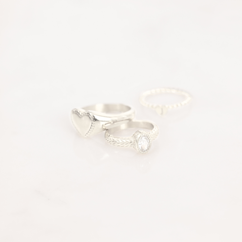 Mix van zilveren ringen op ondergrond