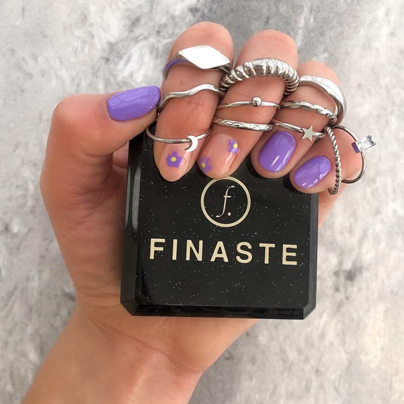 Trendy mix van ringen in de hand