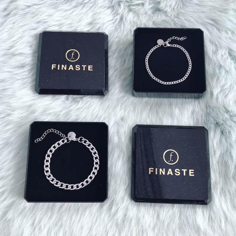 Zilveren grove schakelarmbanden in sieradendoosje