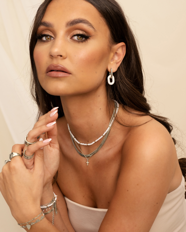 Model met zilveren sieraden