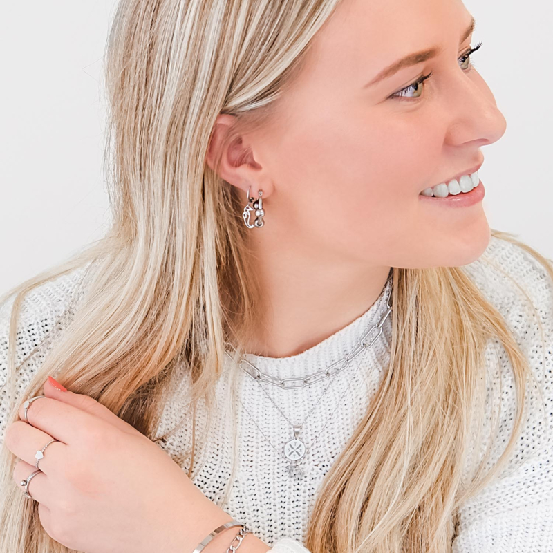 Vrouw draagt een graveerbaar kettinkje gecombineerd voor een trendy look