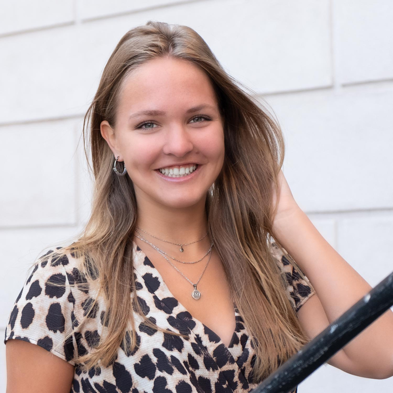 Vrouw heeft verschillende zilveren sieraden in