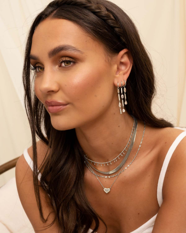 Mix van zilveren sieraden bij model