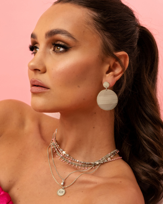 Model draagt zilveren sieraden van finaste