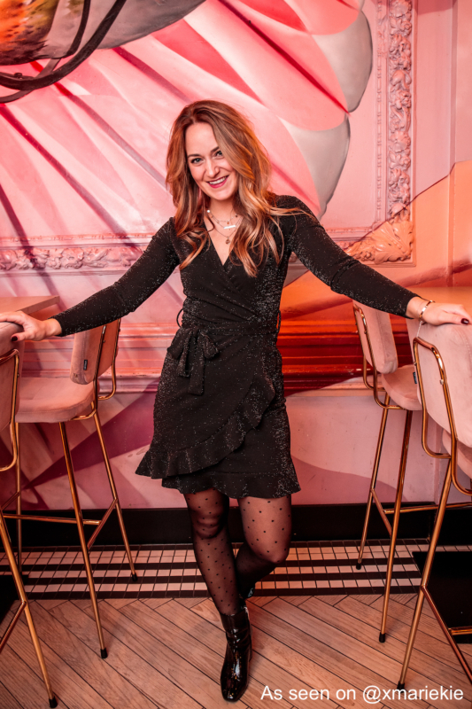 Influencer draagt zilveren sieraden look