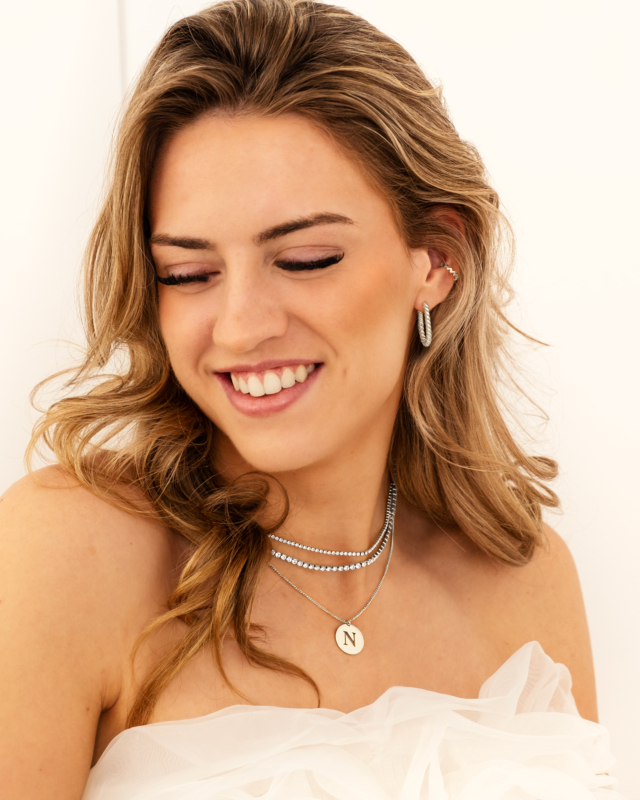 Model draagt zilveren tennis sieraden