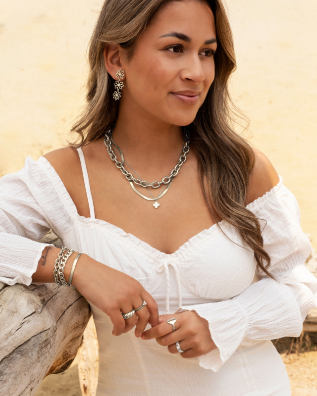 Model draagt zilveren sieraden mix