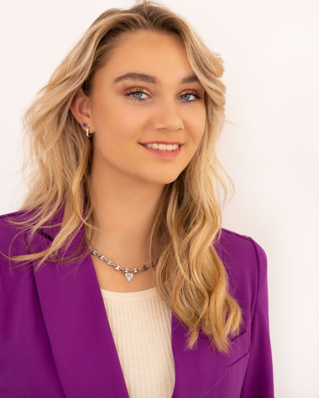 Model draagt zilveren sieraden look