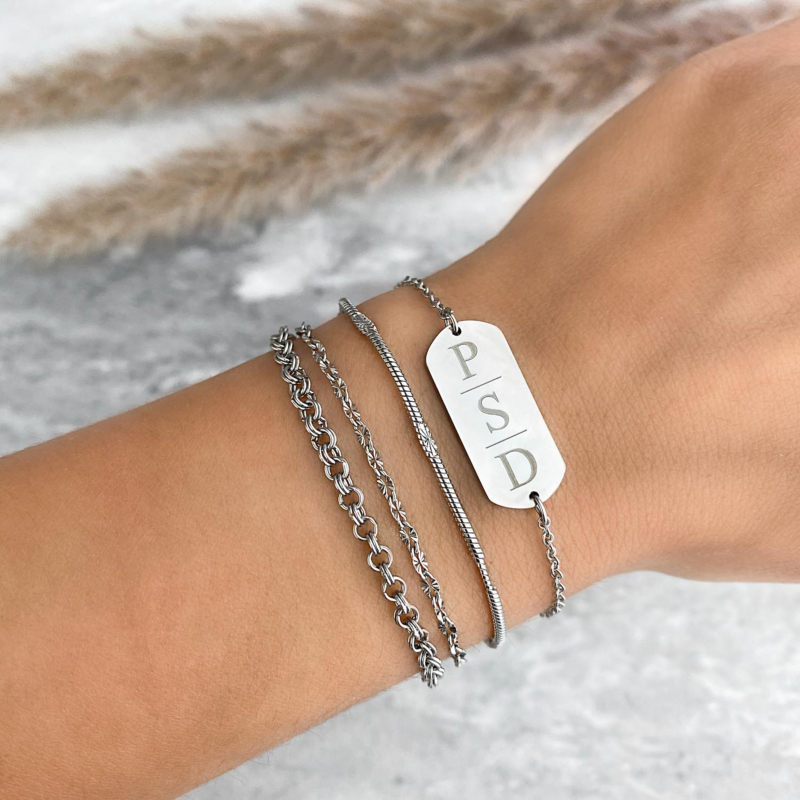 zilverkleurige armband met drie initialen om te kopen