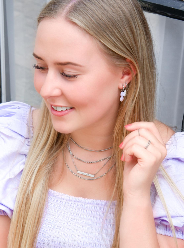 Vrouw draagt een set van mooie zilveren sieraden om te combineren