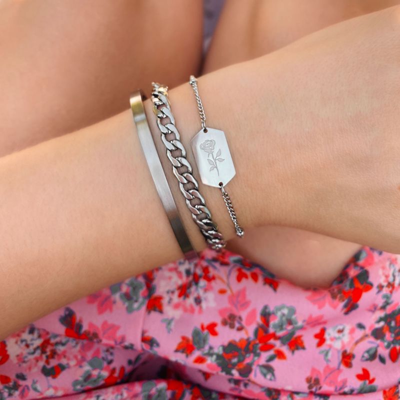 Zilveren armbandjes gemixt om pols bij meisje