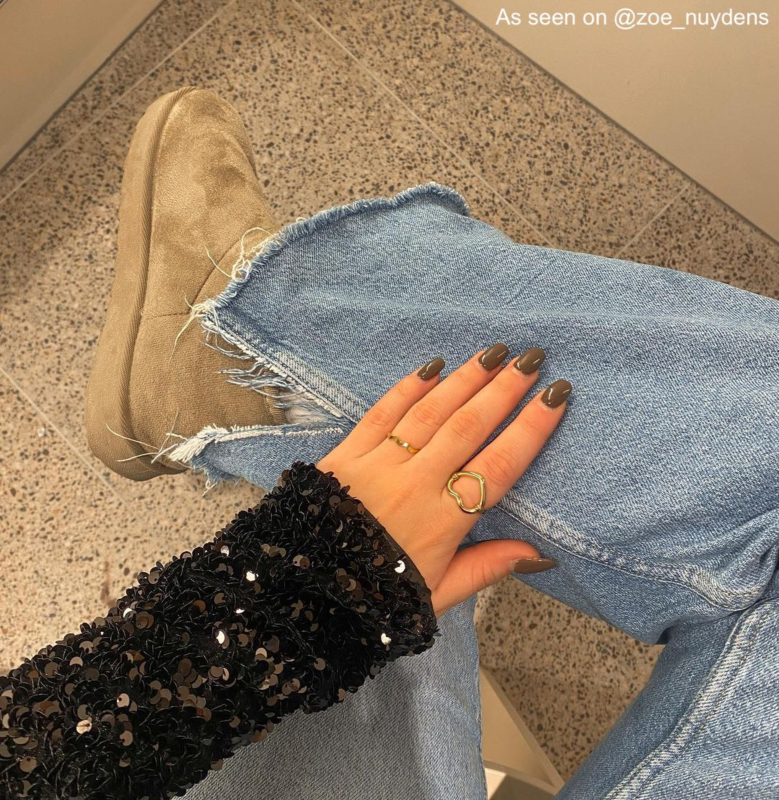 Influencer met gouden ringen