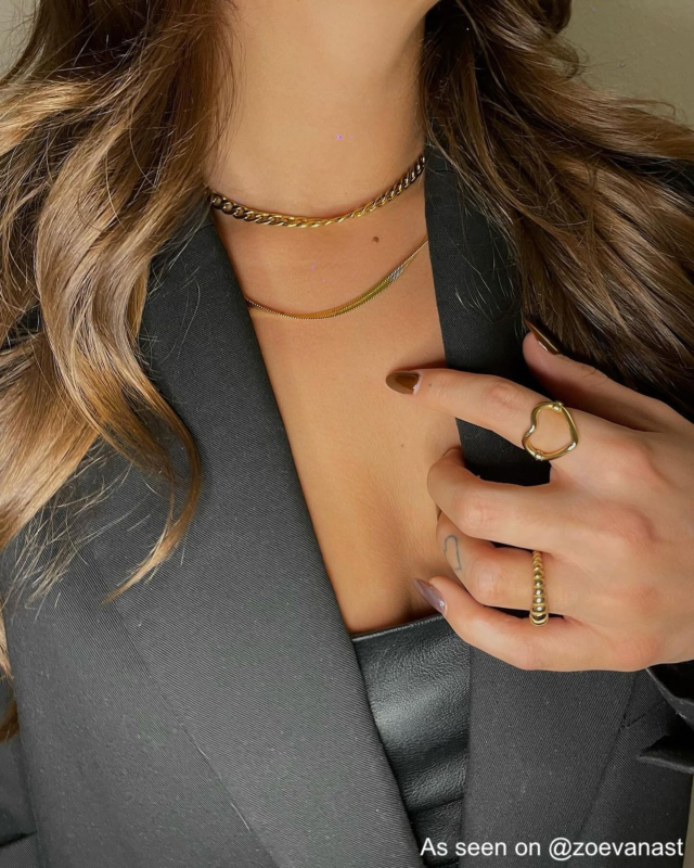 Influencer draagt gouden sieraden van finaste