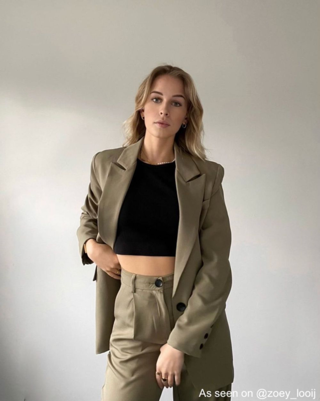 Influencer zoey met chain en pearl ketting