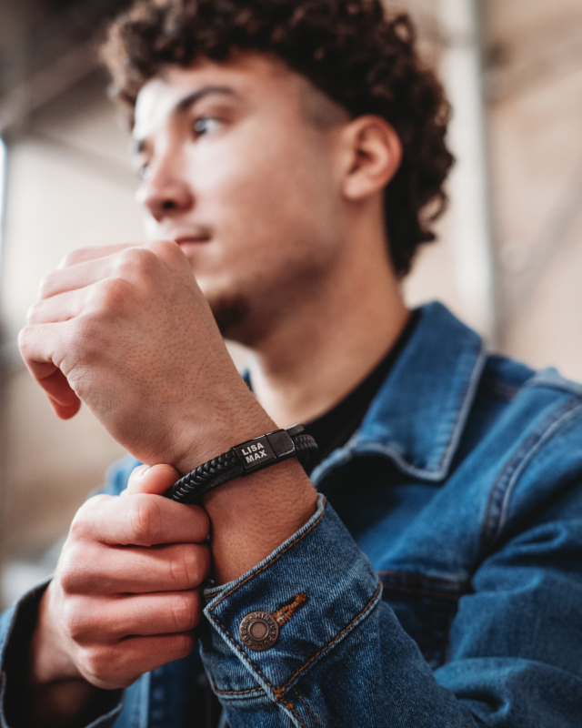 Leren heren armband met namen kleur zwart